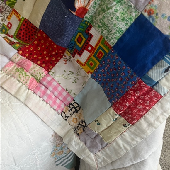 VINTAGE HANDMADE QUILT Colorful Patchwork PIECED POSTAGE STAMP/ SCRAP Memory - Picture 4 of 15